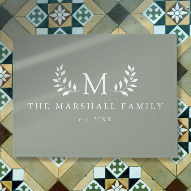Tapete Nome da Família Monograma Floral Elegante Moderno  (Green Modern Elegant Floral Monogram Family Name Doormat)
