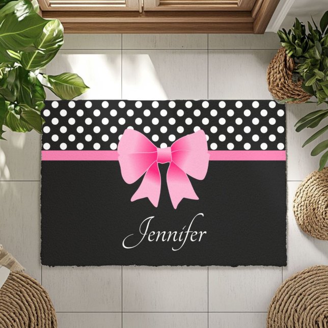 Tapete Nome das Bolinhas Pretas e Brancas da Faixa Rosa (Pink Ribbon Black & White Polka Dots Name Doormat)