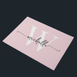 Tapete Nome de Letra de Monograma Rosa Bege Moderno e Ele<br><div class="desc">Tapete Personalizado Moderno Elegante Minimalista com Nome ou Inicial Monograma em Rosa Bege. Este design apresenta um primeiro nome em uma fonte caligráfica com rabiscos (ou tipografia) bonita, com monograma inicial em branco e preto sobre um fundo rosa bege. Ótimo presente feminino e elegante para aquecimento de casa, também para...</div>