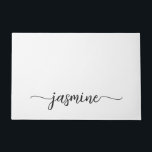 Tapete Nome de Monograma Branco Simples Feminino Personal<br><div class="desc">Tapete de Entrada Personalizado com Nome de Monograma Branco Simples Feminino Minimalista. Este design apresenta seu primeiro nome em uma linda tipografia de letra manuscrita com cauda swash (ou caligrafia) em fundo branco. Ótimo presente feminino e elegante para aquecimento da casa, também para aniversário, aniversário de casamento, chá de noiva,...</div>