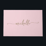 Tapete Nome de Monograma de Ouro Moderno em Rosa Bege Scr<br><div class="desc">Elegante Feminino Minimalista Moderno Monograma de Ouro Nome Script Assinatura Personalizada Tapete de Entrada Rosa Bege. Apresentando o primeiro nome em uma linda caligrafia de letra cursiva (ou tipografia) em ouro sobre um fundo de cor rosa bege ou rosa bebê. Ótimo presente feminino e elegante para inauguração, também para aniversário,...</div>