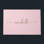 Tapete Nome de Monograma em Ouro Moderno Script Rosa Bege<br><div class="desc">Tapete de Entrada Personalizado Feminino Elegante Minimalista Moderno com Nome em Script de Monograma em Ouro Rosa Bege. Apresentando o primeiro nome em uma linda caligrafia com cauda swash (ou tipografia) em ouro sobre um fundo rosa bege ou rosa bebê. Ótimo presente feminino e sofisticado para aquecimento de casa, também...</div>