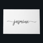 Tapete Nome de monograma personalizado minimal branco fem<br><div class="desc">Tapete personalizado minimalista feminino simples e limpo com monograma de nome em branco. Este design apresenta seu primeiro nome em uma linda tipografia de assinatura de letra manuscrita com cauda swash (ou caligrafia) em fundo branco. Ótimo presente feminino e elegante para aquecimento de casa, também para aniversário, casamento, chá de...</div>