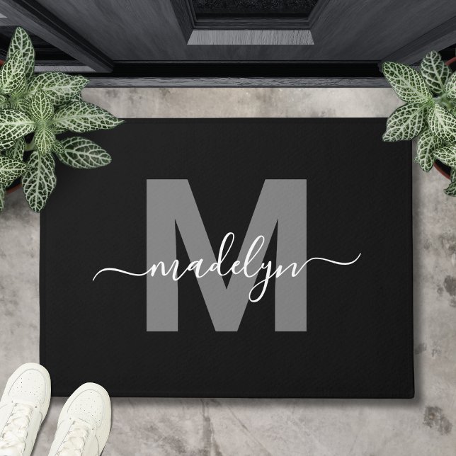 Tapete Nome do Script do Monograma Preto Elegante Persona (Custom Elegant Black White Monogram Script Name Doormat)