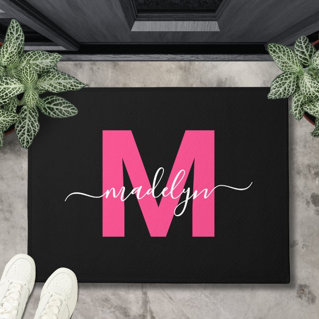 Tapete Nome do Script do Monograma Preto-Quente Preto Per (Custom Elegant Black Hot Pink Monogram Script Name Doormat )