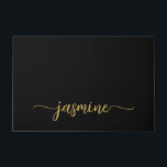 Tapete Nome Personalizado Monograma Simples Menina Preto<br><div class="desc">Este design apresenta seu primeiro nome em uma linda tipografia de letra manuscrita com cauda swash (ou caligrafia) em fundo preto e dourado. Ótimo presente feminino e elegante para aquecimento de casa, também para aniversário, casamento, aniversário de casamento, chá de noiva, despedida de solteira e É para a garota que...</div>