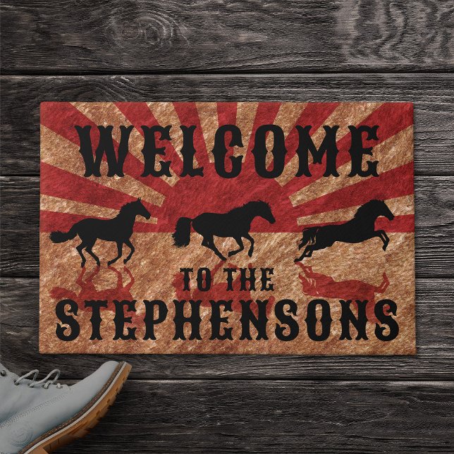 Tapete Nome Russo da Família de Cavalos Ocidentais Bem-vi (Rustic western doormat with horses and welcome family name text)