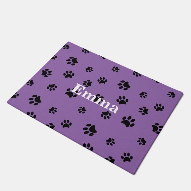 Tapete Padrão de Pegadas Pretas com Fundo Roxo (Inclinado)