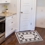 Tapete Panorama do Design do Azulejo do Mosaico da Vintag<br><div class="desc">Esta elegante porta de azulejo preto e branco é perfeita para a sua despensa. Suas linhas limpas,  cores simples e padrão de safra são eterno e versáteis. Esse tapete inclui um design faux estilo vintage impresso em um tapete baseado em borracha que é durável e fácil de limpar.</div>