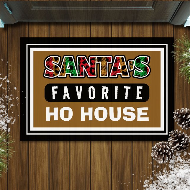 Tapete Papais noeis xadrezes Favoritos Ho House Feliz Nat (brown Christmas doormat with funny quote "Santa's favorite ho house")