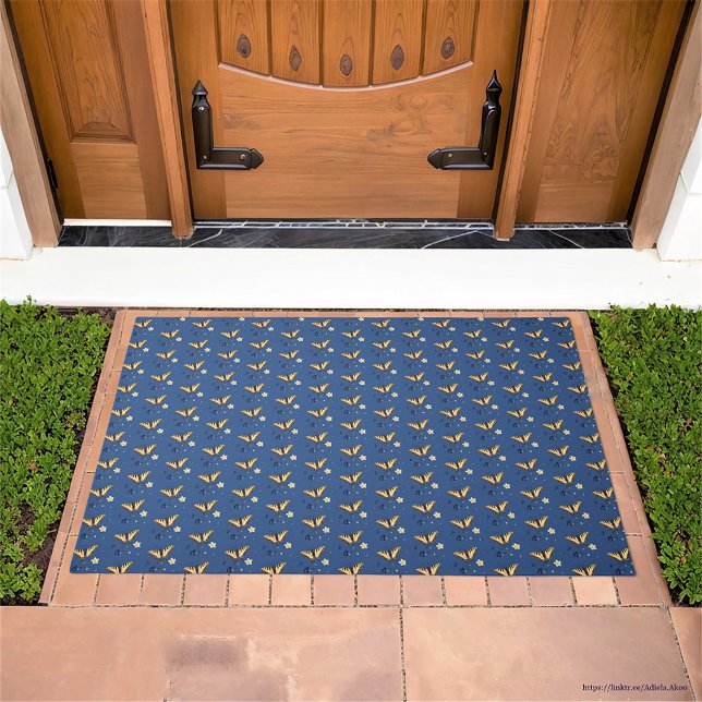 Tapete Perdida em Quatrain por Adiela Akoo - Porta Mat (Lost in a Quatrain Door Mat by Poet Adiela Akoo - set the mood in healing blue and butterflies)