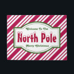 Tapete Pôr do Polo Norte de Natal - Rug Doormat<br><div class="desc">As listras canaviais decoram esta divertida porta do Polo Norte. Esta porta do Natal é excelente para feriados,  Natal,  decoração de férias,  entrada,  decoração de Natal,  decoração de casa,  casa,  escritório,  negócios,  etc... O design é da arte original.</div>