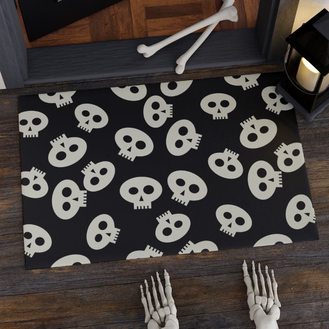 Tapete Porta de crânios do Dia das Bruxas Brancas, Pretas (Cute skulls welcome your visitors on this Halloween doormat)