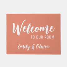 Porta do dormitório com nome(s)