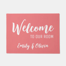 Porta do dormitório com nome(s)