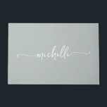 Tapete Rótulo de Nome Monograma Verde Sage Moderno<br><div class="desc">Tapete Personalizado Feminino Elegante Minimalista Moderno com Rótulo de Nome em Monograma Verde Sage. Apresenta o primeiro nome em uma linda caligrafia com cauda swash (ou tipografia) em fundo verde sage ou verde poeirento. Ótimo presente feminino e elegante para aquecimento de casa, também para aniversário, aniversário de casamento, casamento, chá...</div>