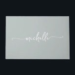 Tapete Rótulo de Nome Monograma Verde Sage Moderno<br><div class="desc">Tapete Personalizado Feminino Elegante Minimalista Moderno com Nome em Monograma Verde Sage. Apresenta o primeiro nome em uma linda caligrafia com cauda swash (ou tipografia) em fundo verde sage ou verde poeirento. Ótimo presente feminino e elegante para aquecimento de casa, também para aniversário, aniversário de casamento, casamento, chá de noiva,...</div>