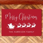 Tapete Santas Sleigh Felry Felry Christmas Red<br><div class="desc">Porta vermelha festiva e sazonal para o seu decoro de Natal,  que inclui renas voando Papais noeis de trenó pelo ar,  "Feliz Natal" em uma escritura branca moderna e seu nome em uma tipografia branca simples.</div>