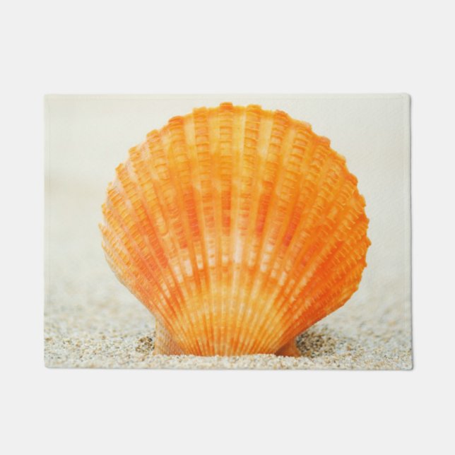 Tapete Scallop Shell alaranjado que está ereto na areia (Frente)