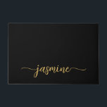 Tapete Simples Feminino Preto Dourado Nome Monograma Pers<br><div class="desc">Tapete Personalizado Feminino Minimalista Simples Limpo Preto e Dourado com Monograma de Nome Assinatura Script. Este design apresenta seu primeiro nome em uma bonita tipografia de assinatura de letra manuscrita com cauda swash (ou caligrafia) em fundo preto e dourado. Ótimo presente feminino e elegante para aquecimento de casa, também para...</div>