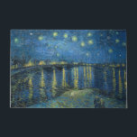 Tapete Starry Night Over the River Rhone (por van Gogh)<br><div class="desc">Esta design apresenta uma pintura do artista Poste-impressionista holandês Vincent van Gogh (1853-1890), que é amplamente reconhecido como uma das figuras mais influentes da história da arte ocidental. É uma pintura paisagística que mostra a cidade francesa de Arles à noite na margem do rio Rhône. A cena escolhida por van...</div>