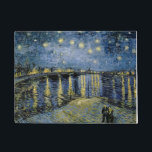 Tapete Starry Night Vincent van Gogh<br><div class="desc">Algodão em Cordeville. Vincent Willem van Gogh. Paisagem noturna em tons azuis e amarelos escuros. Há uma ponte sobre o rio. No primeiro plano,  um homem e uma mulher caminham pelo cais. As estrelas estão brilhando no céu. Reprodução de famosas imagens de arte no dominio público.</div>