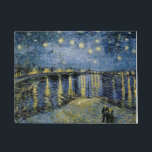 Tapete Starry Night Vincent van Gogh<br><div class="desc">Algodão em Cordeville. Vincent Willem van Gogh. Paisagem noturna em tons azuis e amarelos escuros. Há uma ponte sobre o rio. No primeiro plano,  um homem e uma mulher caminham pelo cais. As estrelas estão brilhando no céu. Reprodução de famosas imagens de arte no dominio público.</div>