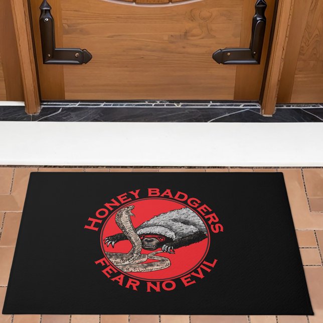 Tapete Texugo meliante frase de impacto (Honey badgers fear no evil quote red and black doormat funny badass wild animal art)