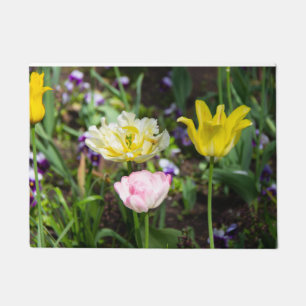 Tapete Tulipas brancas, cor-de-rosa e amarelas no jardim