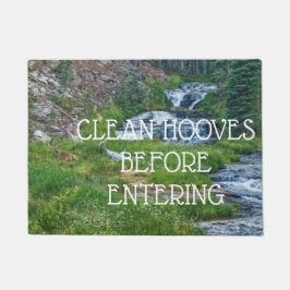 Tapete Um Buck Rest em um rio em cascata