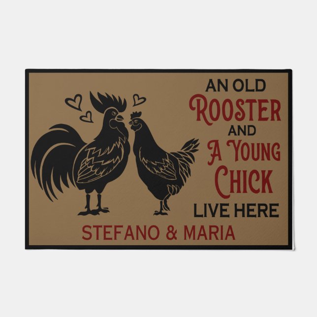 Tapete Um Velho Rooster E Um Jovem Pintinho Vivem Aqui  (Frente)