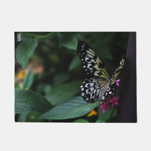 Tapete Uma Borboleta Amarela em Flores Rosas