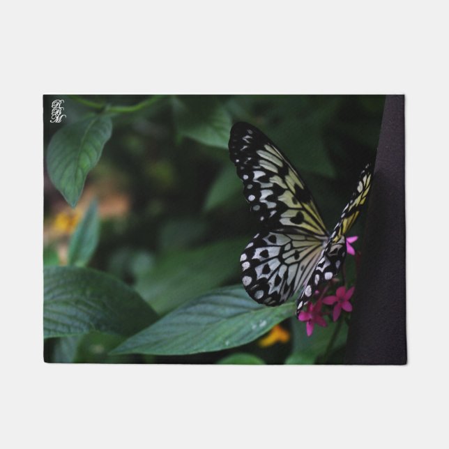 Tapete Uma Borboleta Amarela em Flores Rosas (Frente)