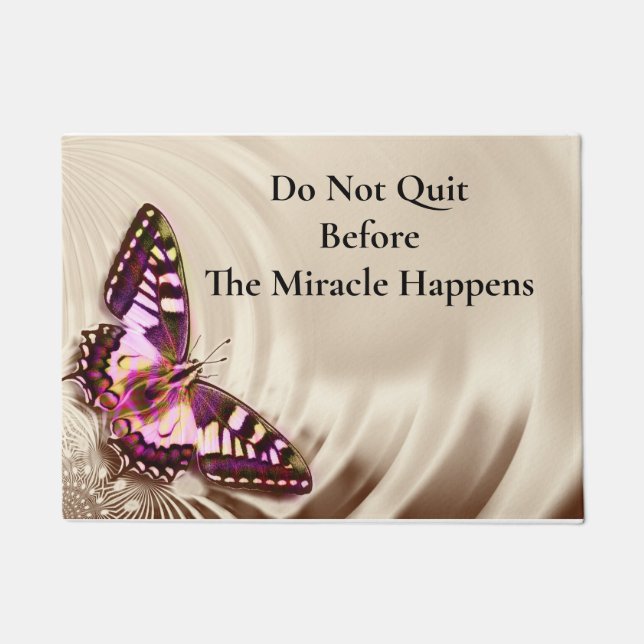 Tapete Uma borboleta rosa sobre um fundo de cetim creme (Frente)