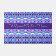 Uma Porta Padrão Azul e Roxa Convidando