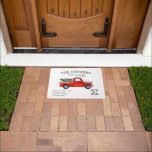 Tapete Vintage Farmhouse Christmas - Family Name Door Mat<br><div class="desc">“Bebê! Está frio lá fora"! Então, dê as boas vindas a visitantes com este adorável tapete de Natal da Vintage Farmhouse, personalizado com seu nome familiar. Apresentando um caminhão vermelho vintage para adicionar ao charme rústico. Estamos ligeiramente obcecados com xadrez e caminhonete vermelho com árvores de Natal nesta temporada. Os...</div>