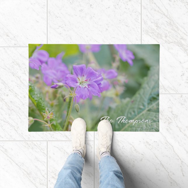 Tapete Violet Geranium Wildflower Photo with Family Name (Interior)