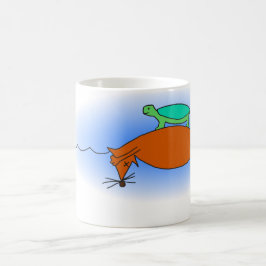 Tartaruga de água doce que flutua em uma caneca da