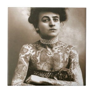 Tattoed com pérolas, foto do circo do Victorian