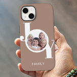 Taupe de Foto Moderno<br><div class="desc">Esta capa de telefone fotográfica moderna apresenta uma fotografia de solteiro e a palavra JOY em tipografia na moda num fundo bege esticado. Facilmente personalizável se você quiser mudar a palavra família para seu nome. Use a Ferramenta Design para alterar o tamanho, o estilo ou a cor do texto.</div>