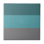 Teal, Cinzas<br><div class="desc">Uma cinza e um padrão listrado de árvores com faixas largas e horizontais formando uma imagem geométrica colorida.</div>