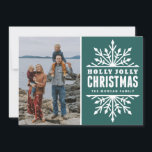 Teal Holly Jolly Natal | Cartão com fotos de féria<br><div class="desc">Cartão com fotos de feriado personalizável com flocos de neve brancos e brancos em fundo verde-real. Outras cores e itens semelhantes estão disponíveis na minha loja. "Holly Jolly Natal!"</div>