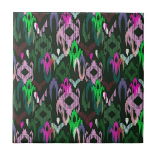 Tecendo o ikat em rosa e verde. Azulejo de cerâmic