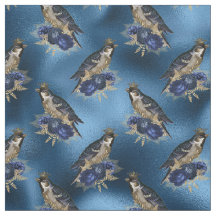 Aves coroadas com flores em azul