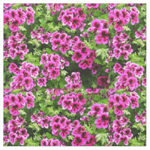 Tecido "Blooms Vibrantes: Gerânios Rosa Quente em Lush Bu