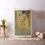 Tecido Gustav Klimt O Beijo<br><div class="desc">O Beijo é a pintura mais icônica e famosa de Gustav Klimt. É uma bela pintura de ouro de um casal profundamente apaixonado compartilhando um momento romântico de um beijo apaixonado. Obtenha suas ideias de presentes de alta qualidade e produtos maravilhosos com esta maravilhosa obra-prima. Veja nossa loja mais ideias...</div>