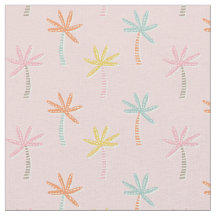 Palmeiras bonitas sobre fundo de rosa claro