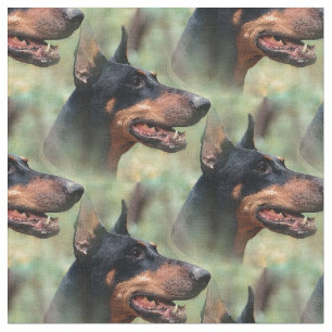 Tecido Pinscher do Doberman nas madeiras