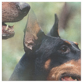 Tecido Pinscher do Doberman nas madeiras