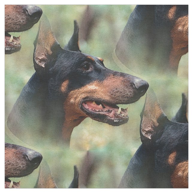 Tecido Pinscher do Doberman nas madeiras (Modelo)
